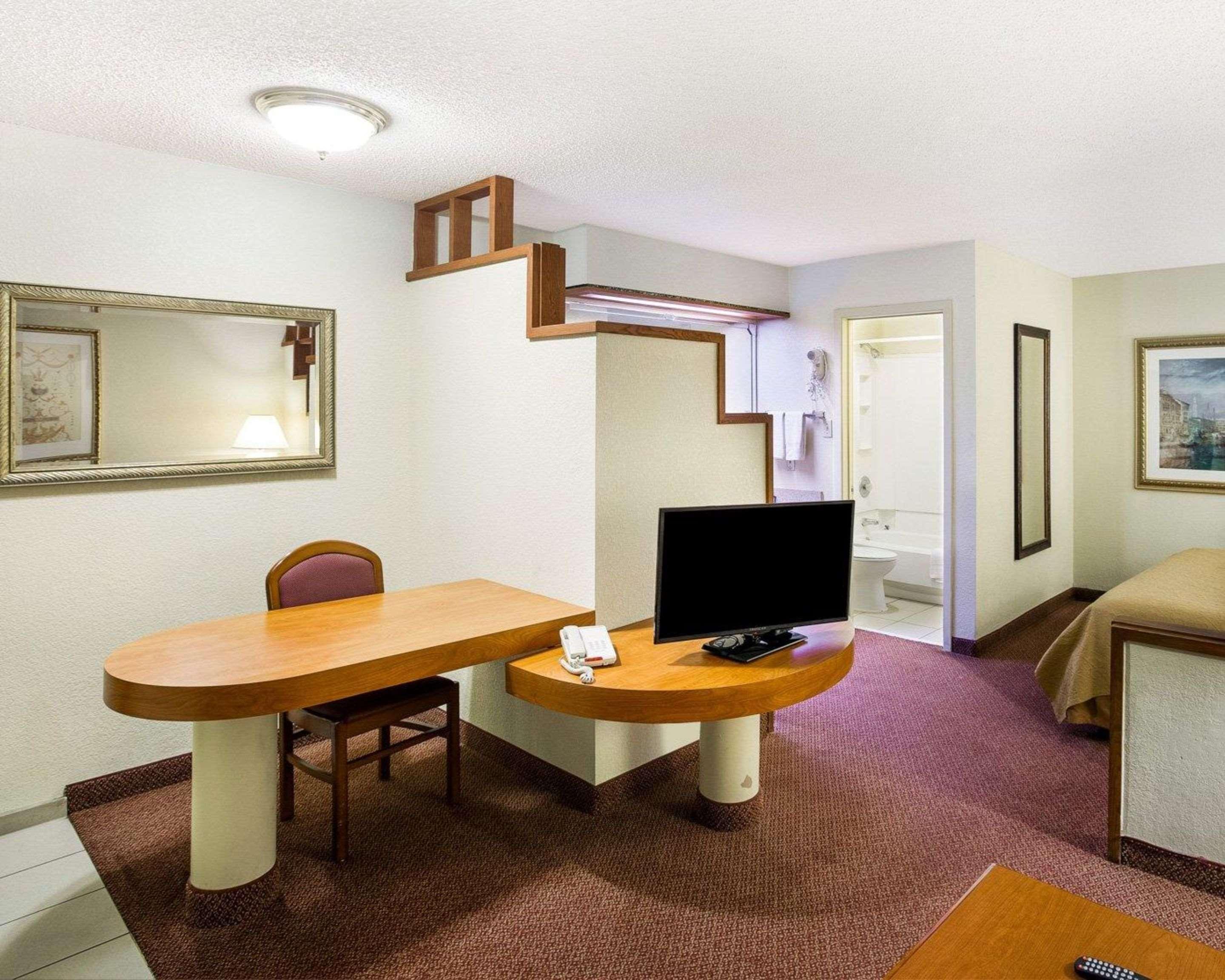 Rodeway Inn & Suites South Of Fiesta Park سان أنطونيو المظهر الخارجي الصورة