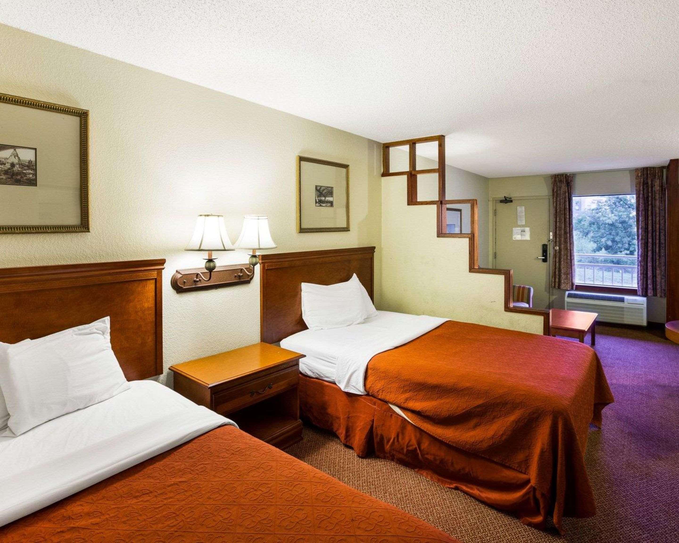 Rodeway Inn & Suites South Of Fiesta Park سان أنطونيو المظهر الخارجي الصورة