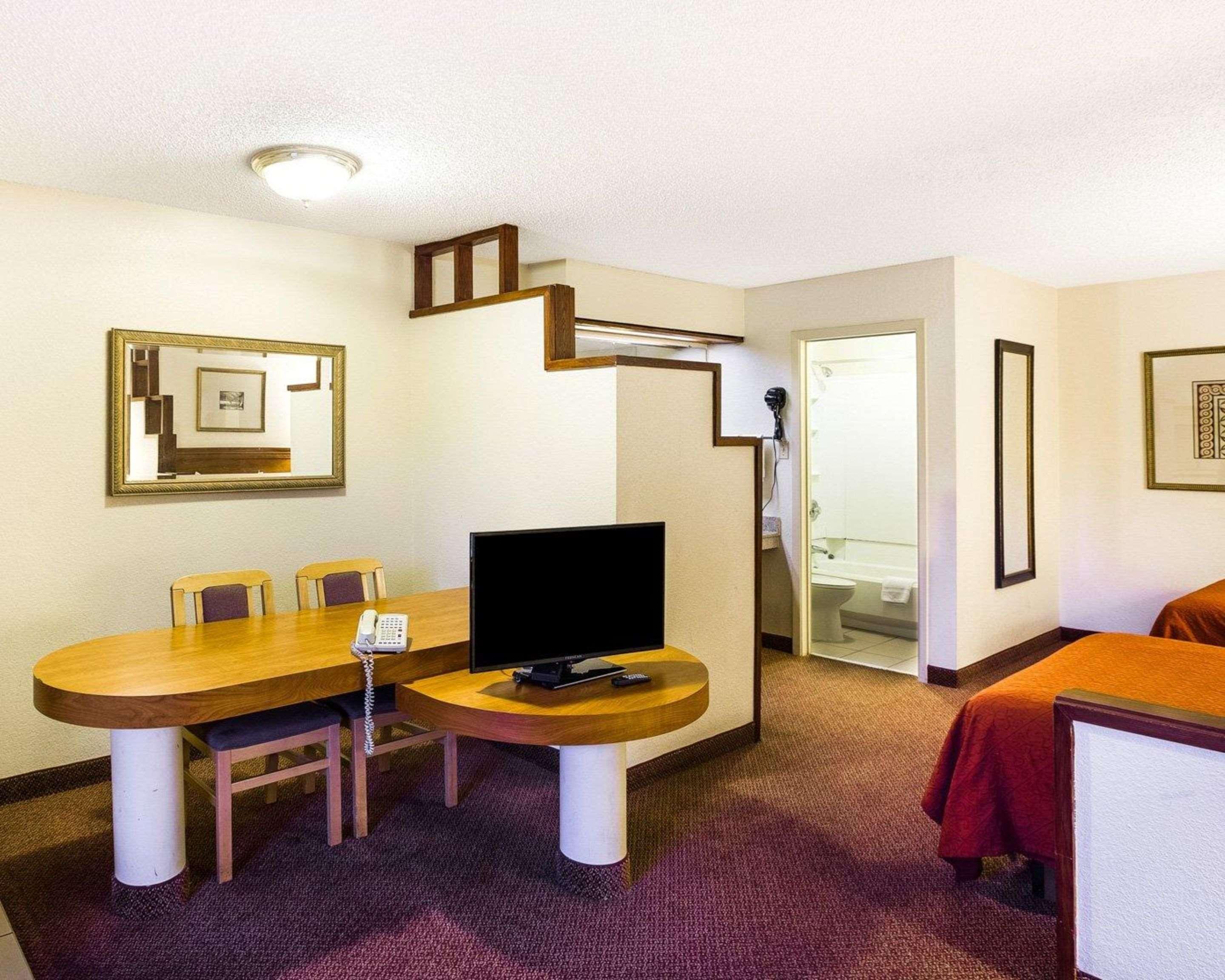 Rodeway Inn & Suites South Of Fiesta Park سان أنطونيو المظهر الخارجي الصورة