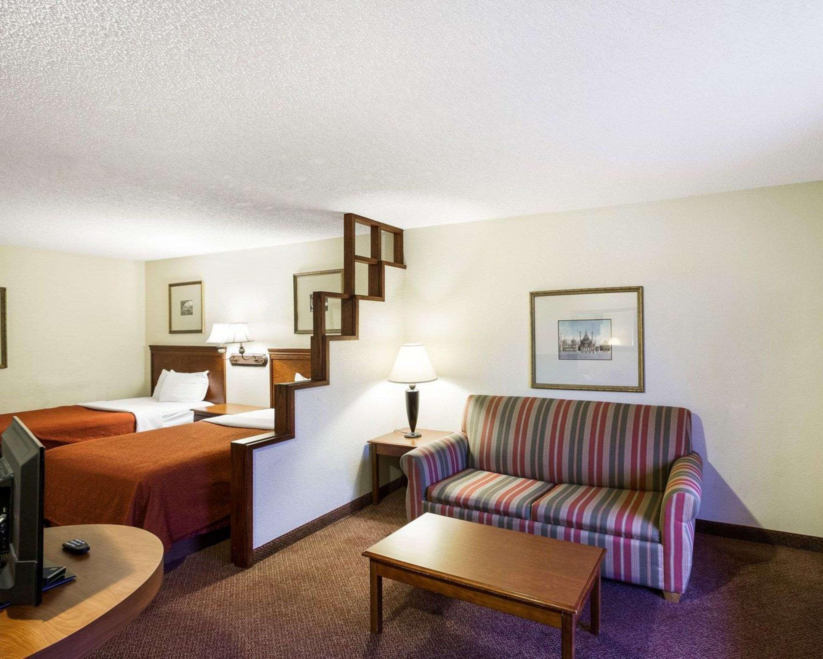 Rodeway Inn & Suites South Of Fiesta Park سان أنطونيو المظهر الخارجي الصورة