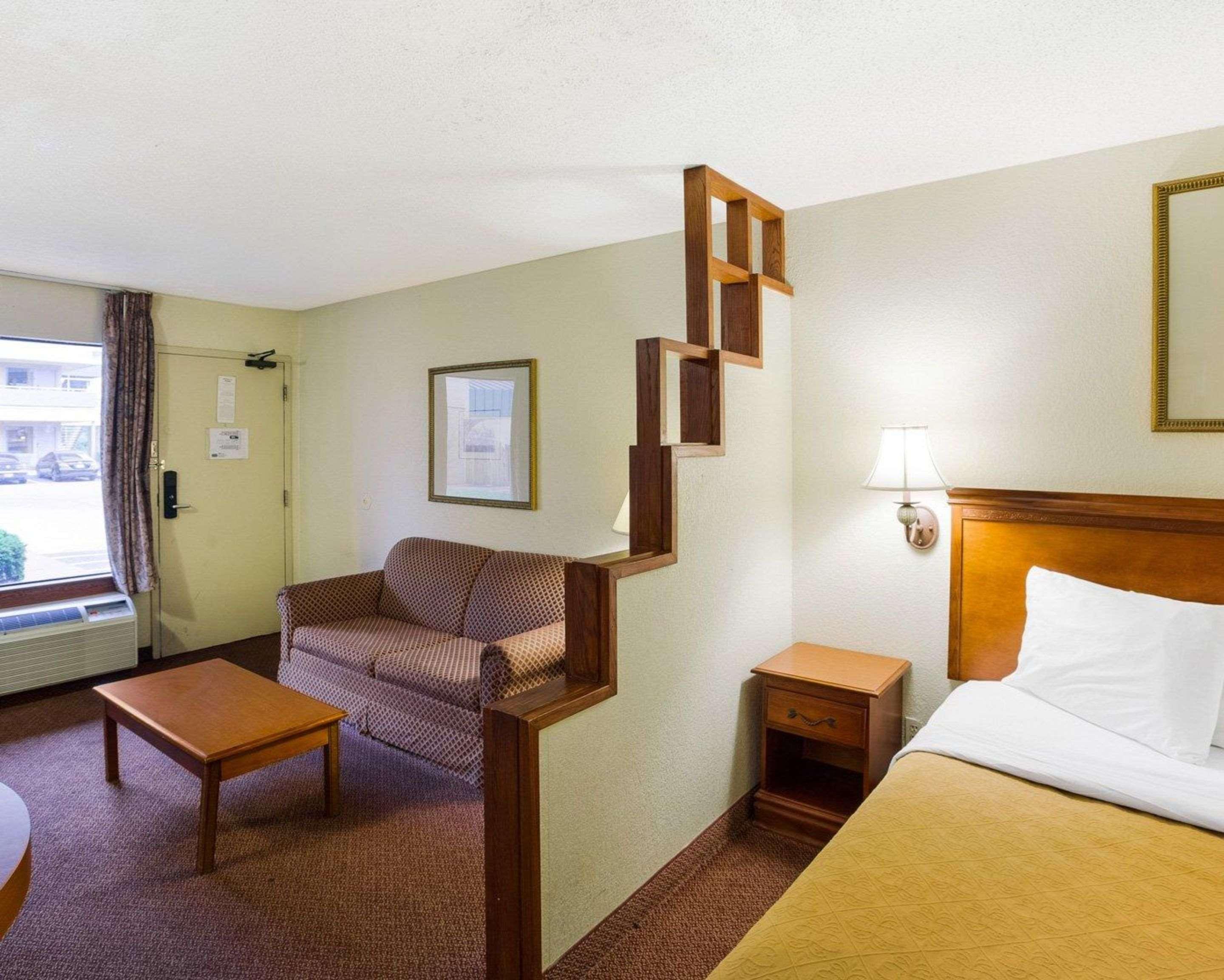 Rodeway Inn & Suites South Of Fiesta Park سان أنطونيو المظهر الخارجي الصورة