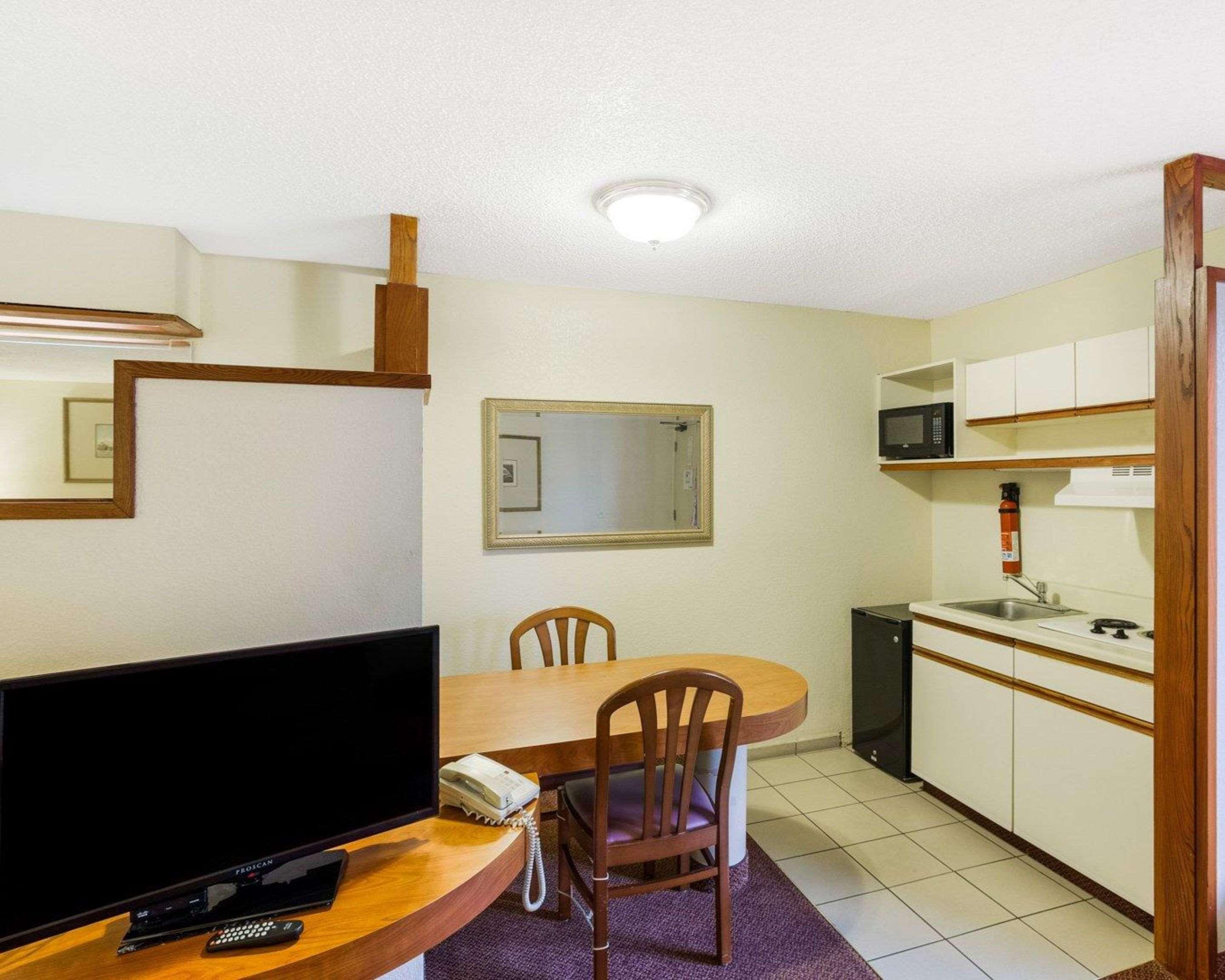 Rodeway Inn & Suites South Of Fiesta Park سان أنطونيو المظهر الخارجي الصورة