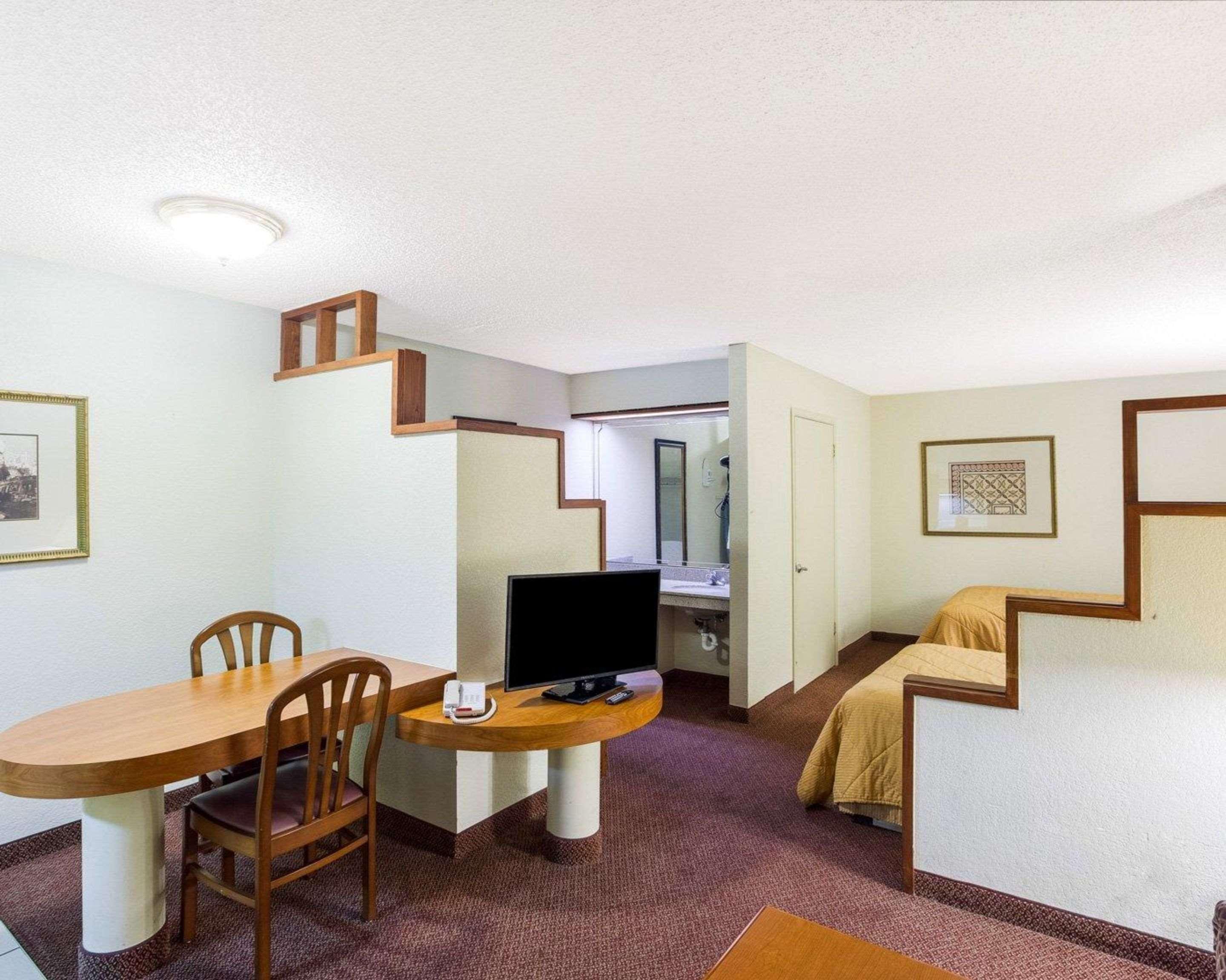 Rodeway Inn & Suites South Of Fiesta Park سان أنطونيو المظهر الخارجي الصورة
