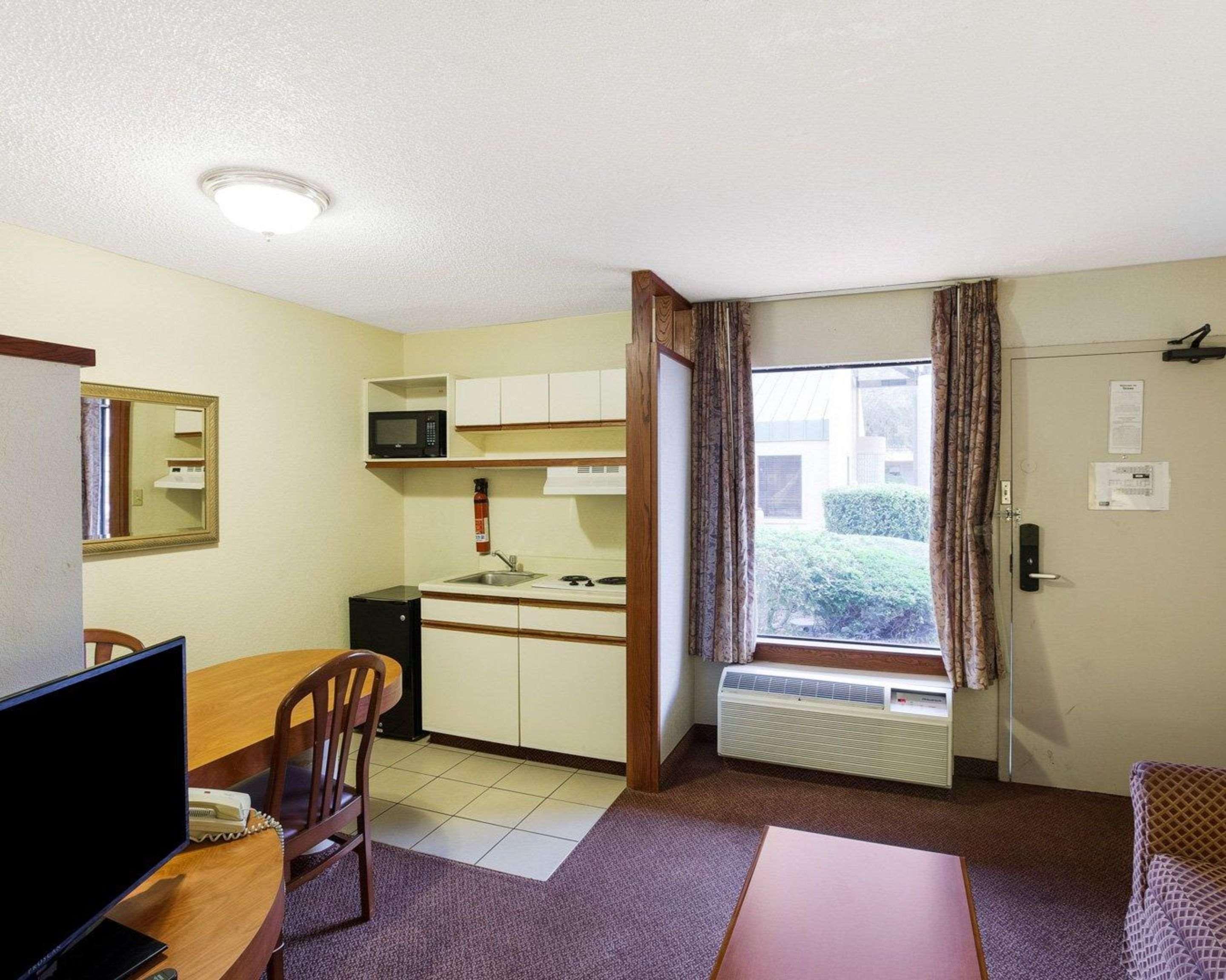 Rodeway Inn & Suites South Of Fiesta Park سان أنطونيو المظهر الخارجي الصورة