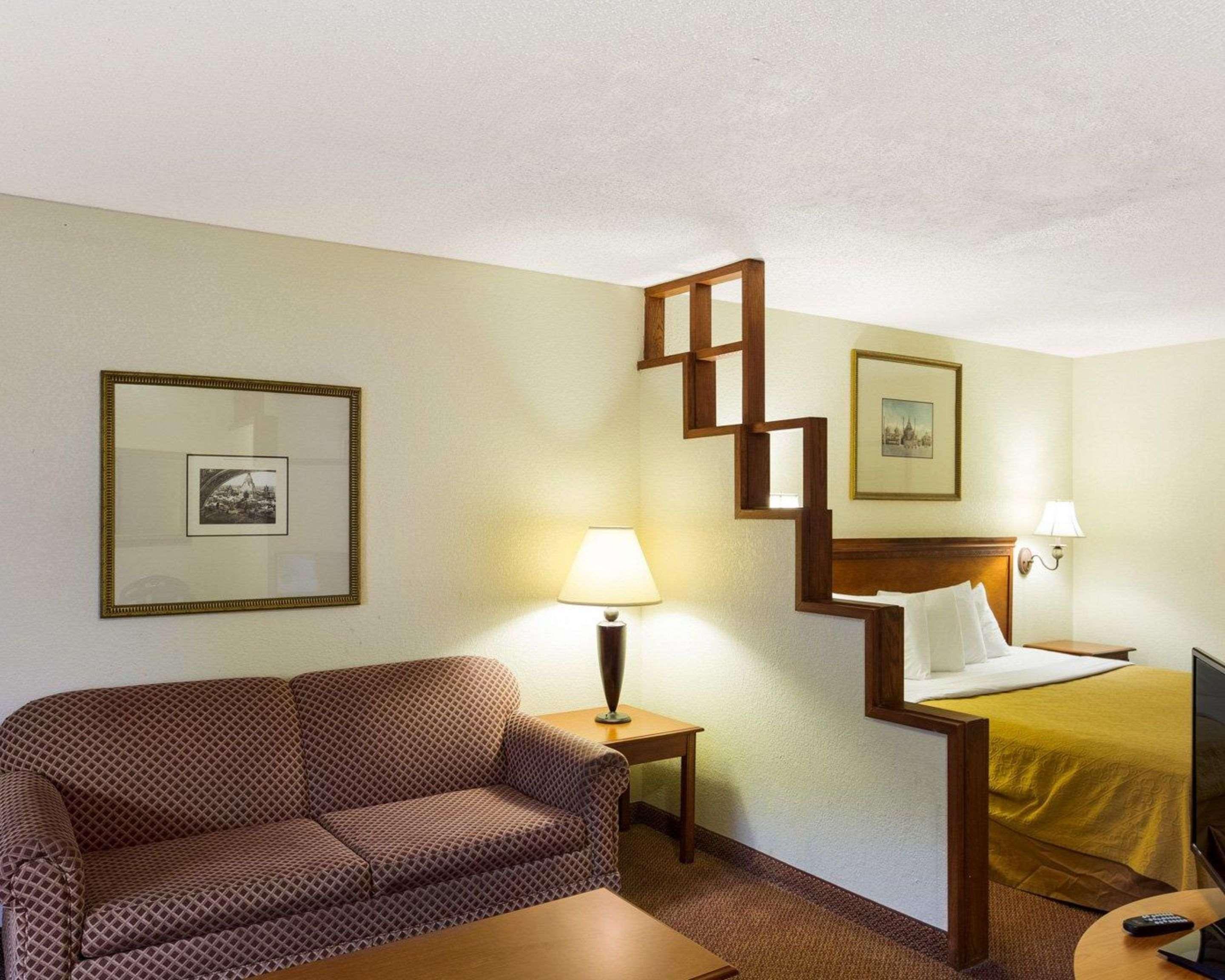 Rodeway Inn & Suites South Of Fiesta Park سان أنطونيو المظهر الخارجي الصورة