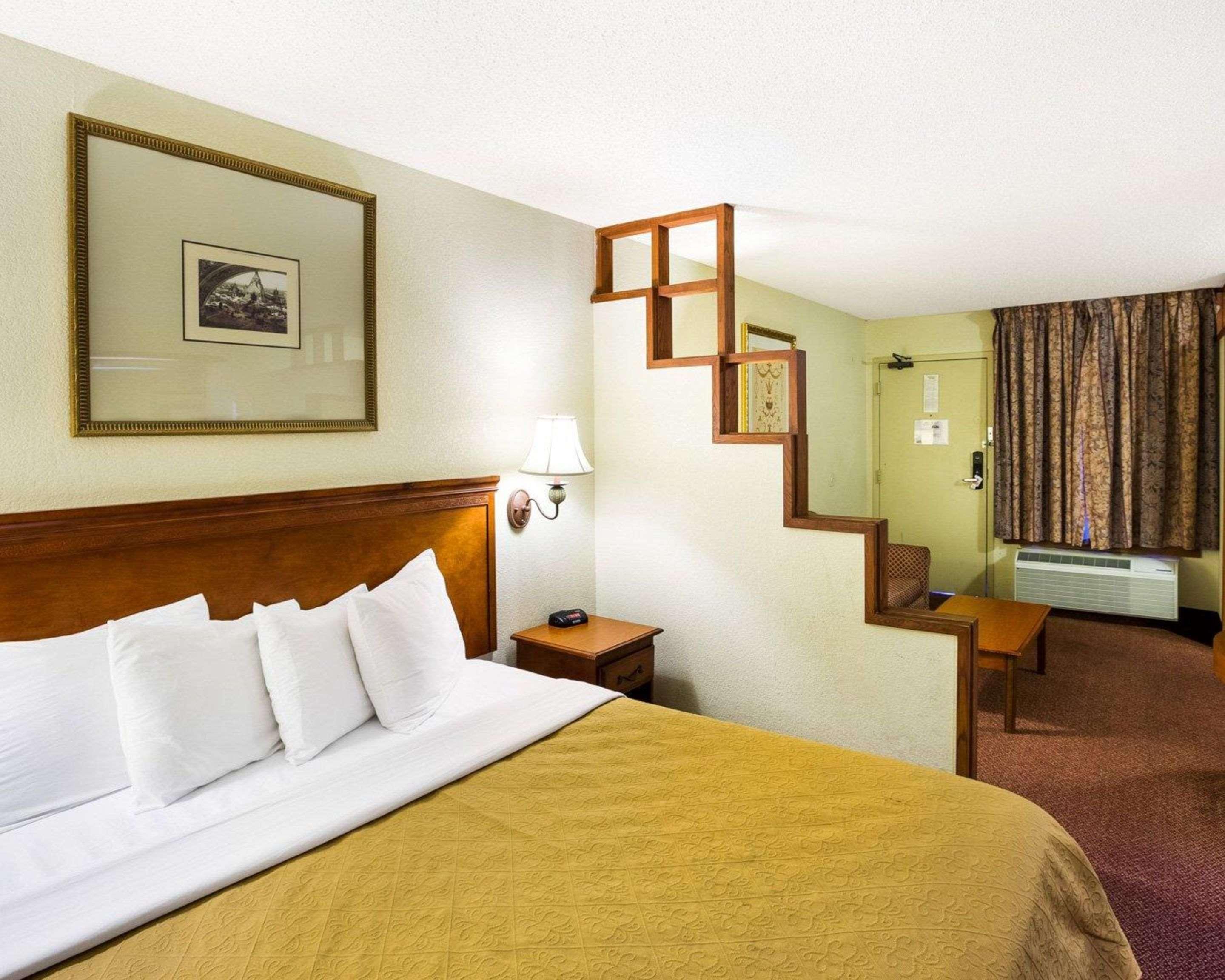 Rodeway Inn & Suites South Of Fiesta Park سان أنطونيو المظهر الخارجي الصورة